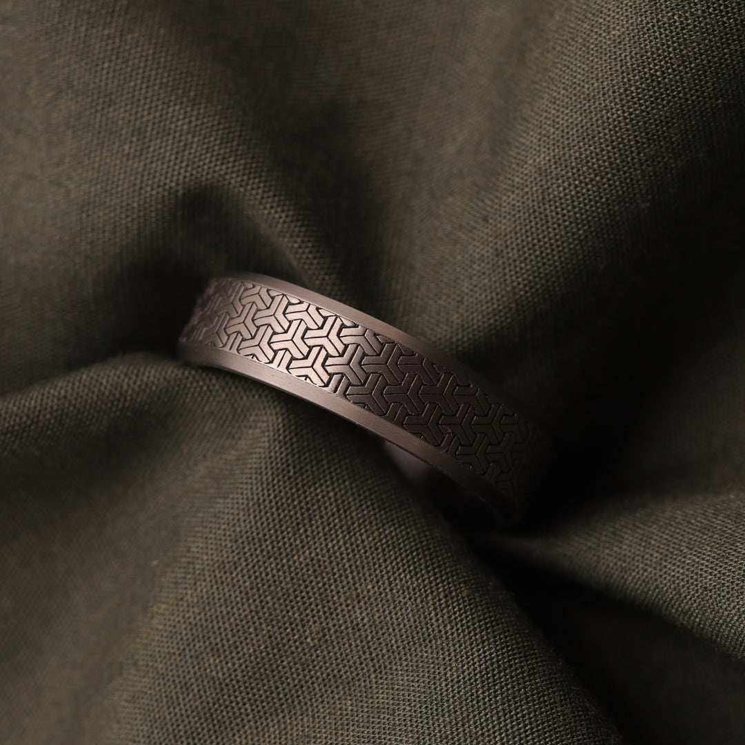 Titanium Triline Pattern Engraved Bevelled Edge Men&